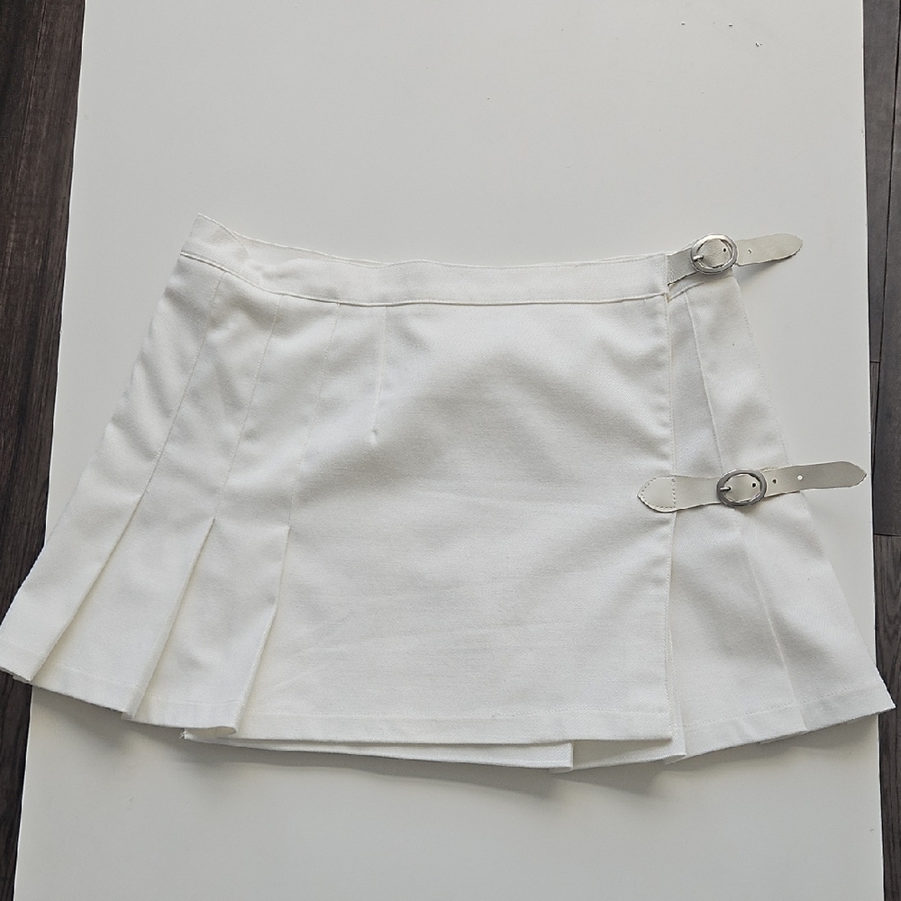 Brandy Melville White Pleated Mini Skirt with Buckle Details Super Cute